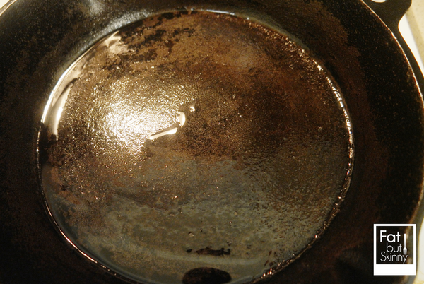 感覺泡菜水餃就是適合用煎的
所以這次是做煎餃
先在鍋子裡放油（不能太少不然會比較容易黏鍋）