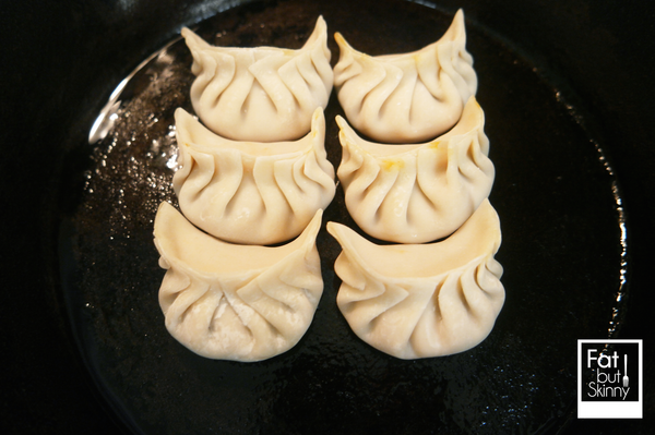 等油熱了以後 放入水餃
（油要夠燙 也要確定每個水餃底部都有粘到油）