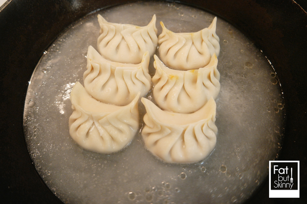 加入麵粉水 淹過水餃1/2
(我會在水裡加一小茶匙的麵粉 這樣底煎出來會比較脆喔）