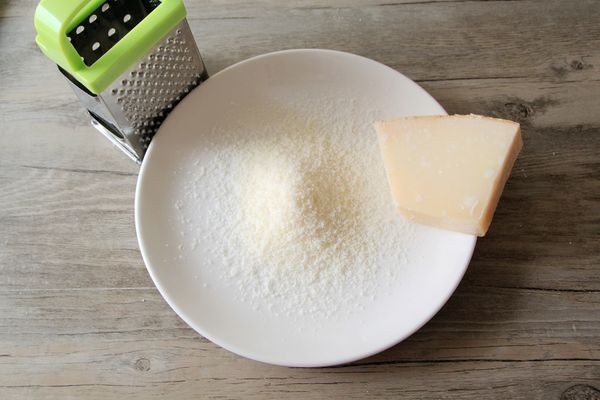 將帕馬森起司磨成粉狀。