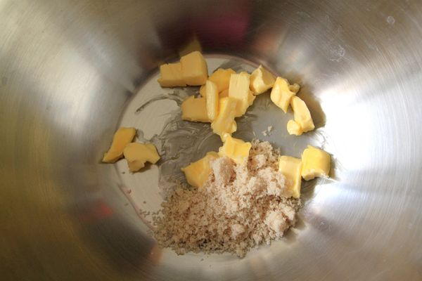 無鹽奶油切小塊，加入糖後用打蛋器將打發至顏色泛白。