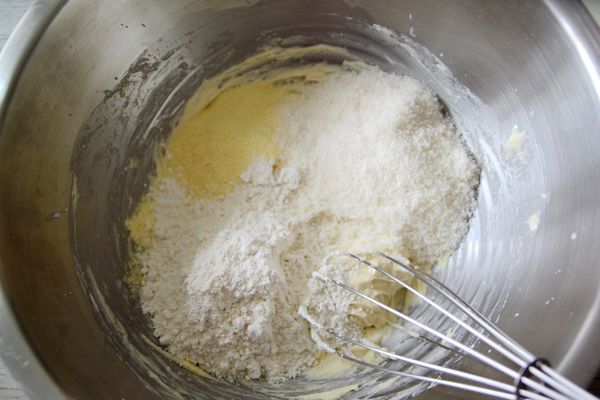 再加入低筋麵粉、奶粉與帕馬森起司混合成團。