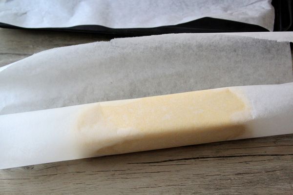 將麵團塑形成長條型，放入冷凍30分鐘或冷藏1小時定型。