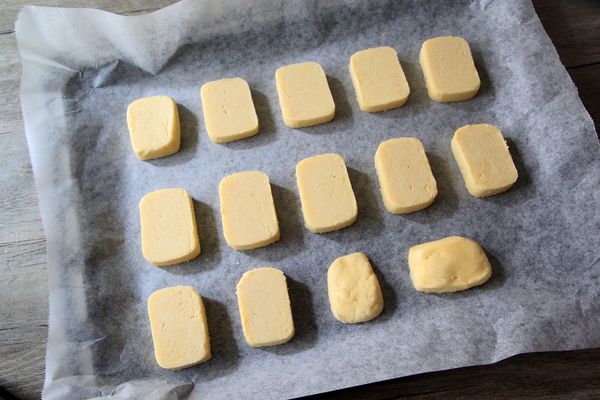 烤箱預熱，將冰硬定型的麵糰切成塊狀，上下火175℃烤15分鐘即可。