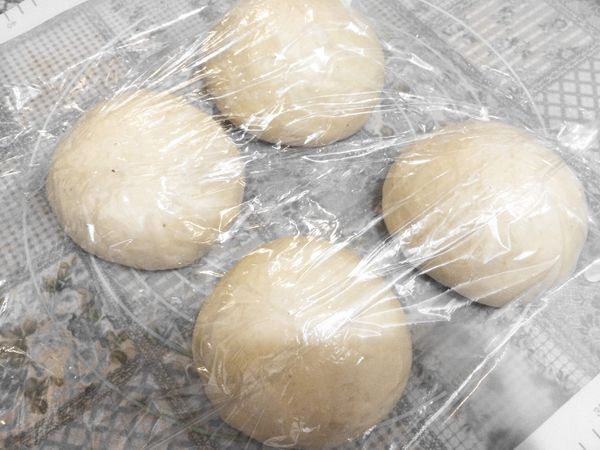 基礎發酵完成後，分成20等分（每份約91g)，滾圓！二次發酵40分鐘