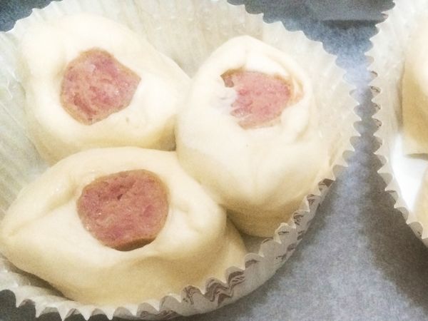 把三個切好的小麵團，放入圓紙模內