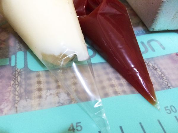 準備番茄醬，美奶滋，為了擠得漂亮，可以用三明治袋子裝好，剪小洞再擠！