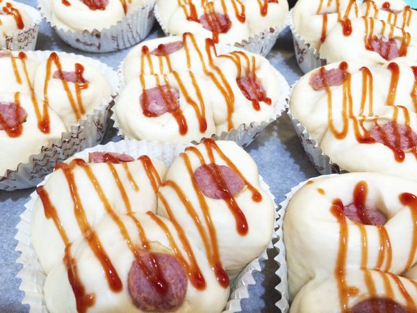 烤箱可以先預熱180度32分鐘，等麵團發酵一小時，就可以把番茄醬隨意擠上