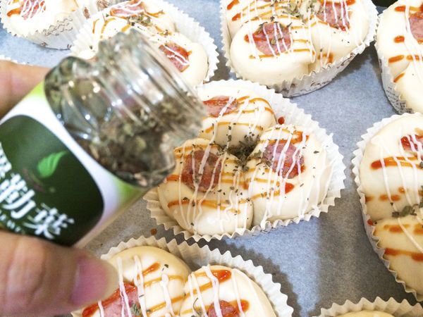 表面再撒上乾燥羅勒葉