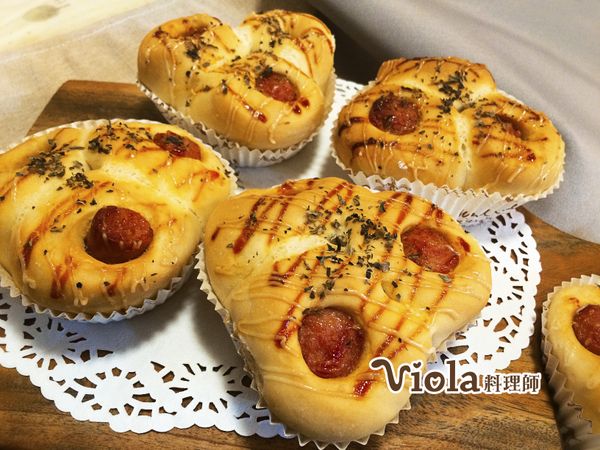 出爐，烤盤重敲一下，讓熱氣快速排出，把麵包放冷，就可以食用囉