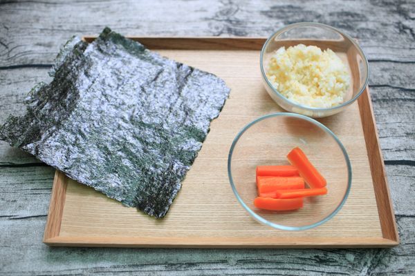 把紅蘿蔔切出一條半圓柱體形和三個三角形、燙熟起鍋吸乾水份，飯拌開放涼；以上食材備用。