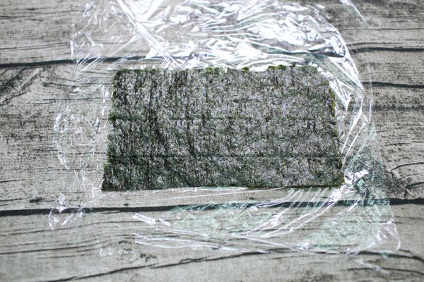 保鮮膜放上海苔。