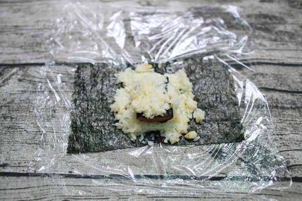 在飯的中間的位置放上半圓形的紅蘿蔔。