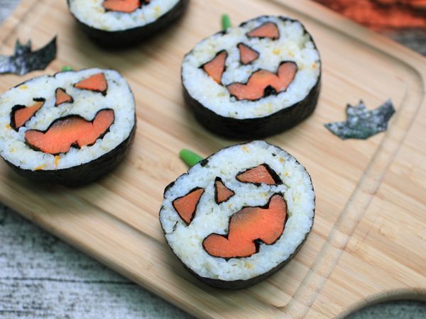 把壽司切成數段就完成了。