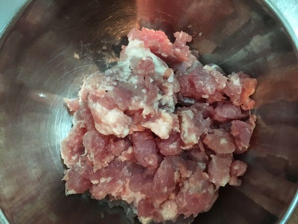 絞肉洗淨，絞肉要煮之前最好先洗過比較衛生