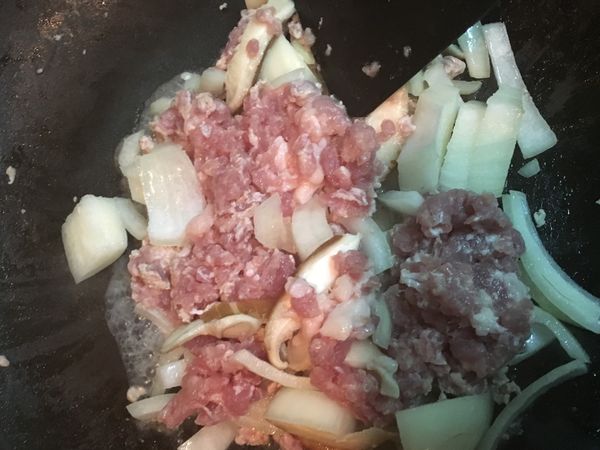 將洋蔥、香菇、絞肉下鍋拌炒後，加入醬油膏、番茄醬，起鍋前可以灑一些黑胡椒粒增加香氣，最後加入煮好的通心麵條拌勻即可。