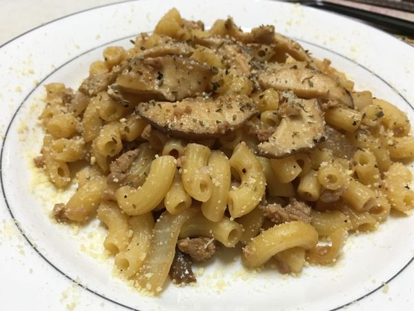 盛盤後灑一些帕馬森起司粉跟義大利香草粉配色