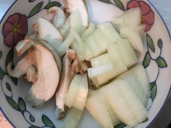 香菇跟洋蔥切絲