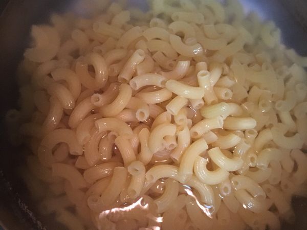 煮通心麵時在煮麵水中加一大匙的鹽巴