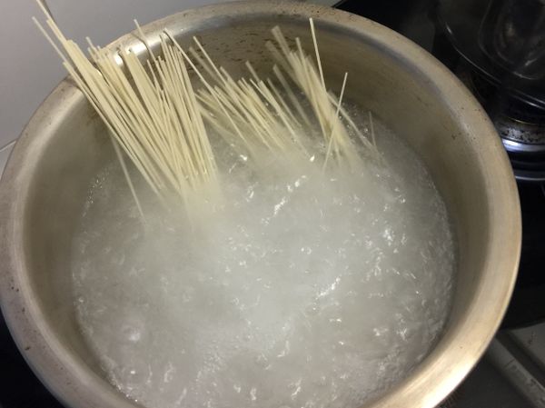 水滾後放入麵線，約煮3-4分鐘，撈出備用
