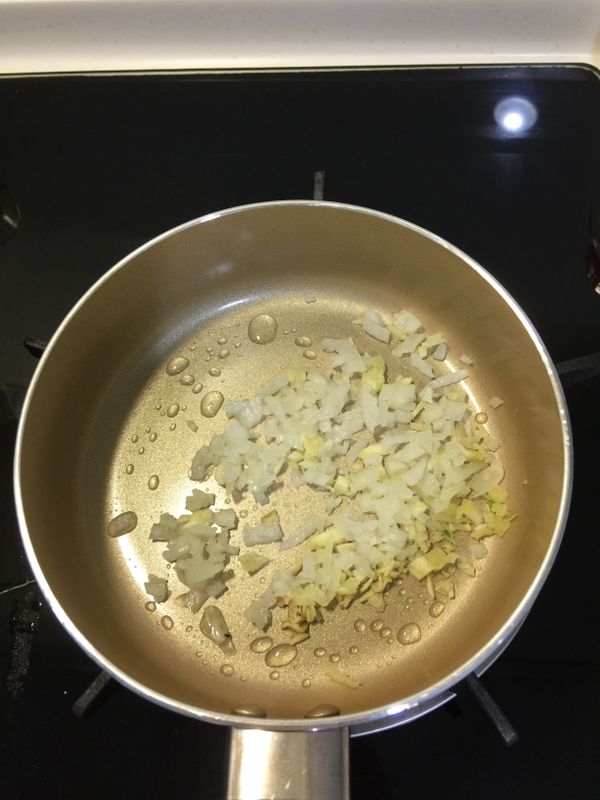 取炒鍋放入些許橄欖油、薑、蒜頭、洋蔥爆香