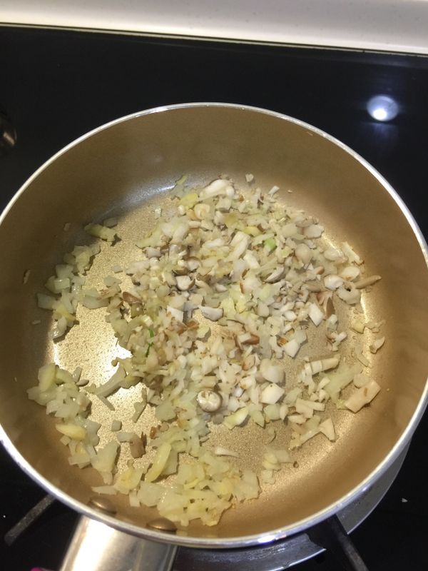 待洋蔥炒軟後放入菇類