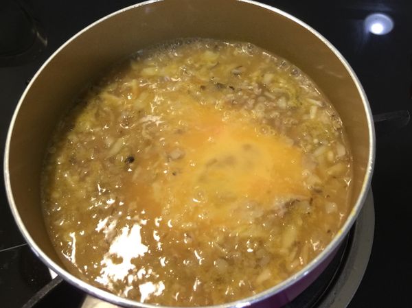 上一步驟煮滾後倒入打散的雞蛋攪拌煮熟