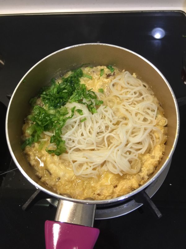 確認雞蛋全熟後放入麵線以及青菜
再煮滾1-2分鐘讓青菜熟透