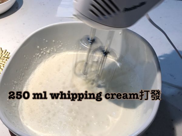 將液態奶油打發但是不要過度打發