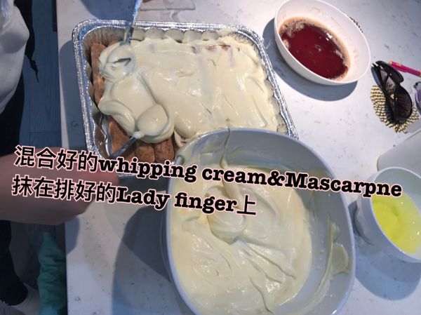 再將混合完成的(液態奶油&amp;蛋黃&amp;Mascarpone)塗抹在擺好的手指餅乾表面與隙縫裡！
抹完再擺一層手指餅乾
再抹一次表面（重複上列步驟）