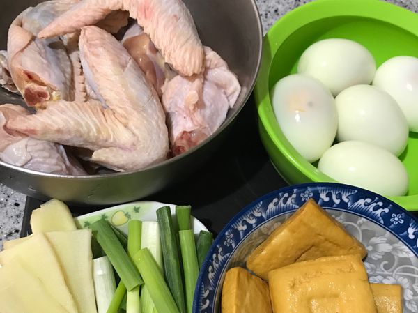 雞肉洗淨瀝乾，雞蛋電鍋蒸或水煮去蛋殼，豆乾洗淨川燙，青蔥切段，薑切片備用