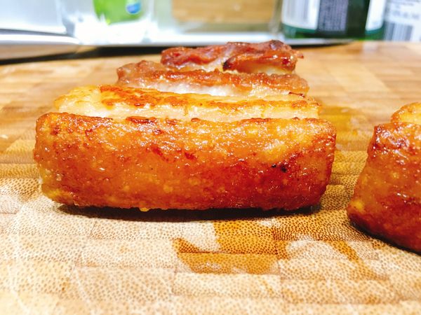 先把三層肉用平底鍋煎到酥脆，三面都要煎，像炸過的一樣金黃色即可
肉煎到酥酥的，吃起來會比較Q彈