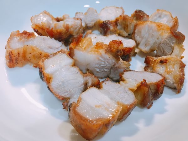 把剛剛煎好的肉切片，這樣滷會比較容易入味