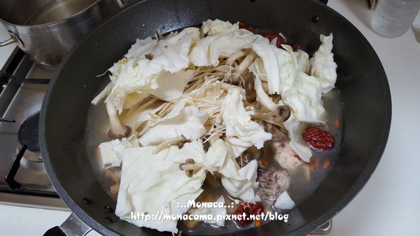 接著放入其他配料加蓋悶煮7分鐘。