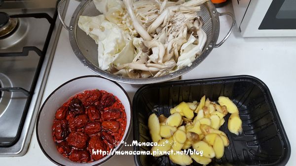 雞肉去腥時準備其他材料，枸杞跟紅棗泡水，紅棗下鍋前用剪刀剪一刀。