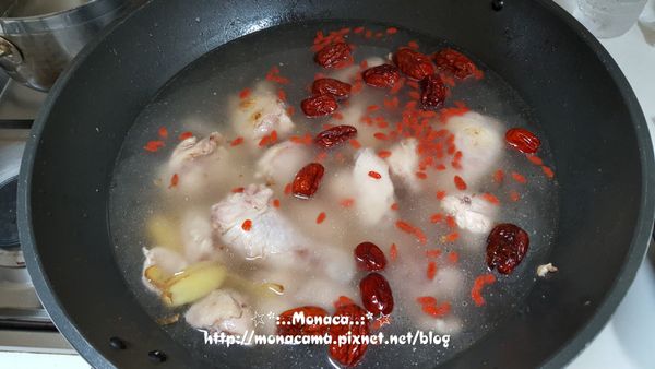 再放入雞塊煎炒至外皮微焦黃後，放入雞湯水、1.5瓶米酒、枸杞跟紅棗加蓋大火燉煮約7分鐘，燉雞時另起一鍋水煮麵。