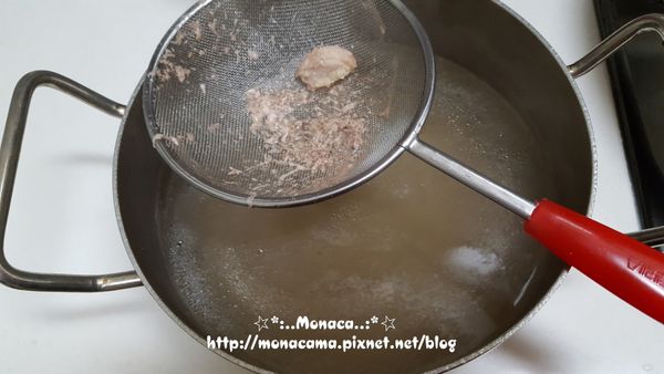 將雞塊洗過後入冷水鍋煮至水滾後熄火，撈出雞塊洗去浮沫並將雞湯水過濾。