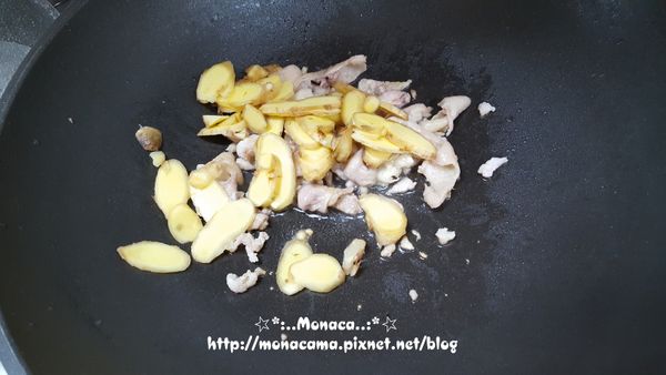將雞皮乾煸出油後放入薑片煸出香氣後取出雞皮。
