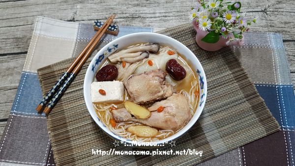 小叮嚀:
1.煸薑片可用一般沙拉油或麻油，若用麻油得用小火慢煸，我用的雞皮除了部分是這次的也加入了一些平常剝下的。
2.不用雞湯水就用一般的水，這種過濾後的雞湯水再次加熱後，食用時撒上鹽跟蔥花，滋味就非常棒了，韓國人都是這樣運用雞湯水的。
