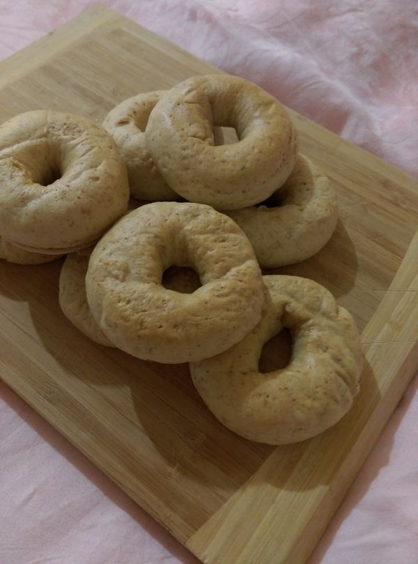 接著放到滾燙的熱水加一匙糖水燙，約２５秒後再翻面繼續燙，最後放到烤箱２２０℃烘烤２０分鐘左右直到表面上色