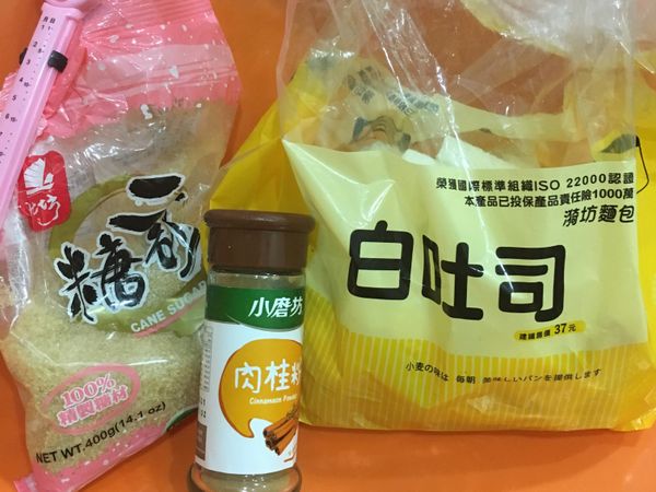 1.奶油要先融化，可使用烤箱或微波爐等，加速融化喔
2.將砂糖跟肉桂粉取好適量，拌在一起。因個人口味不同，可以自己斟酌肉桂粉的量
3.拿捏好要吃的酥條的量，將吐司切成條狀