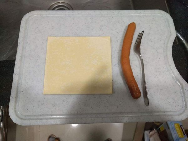 準備一熱狗及一片起酥皮