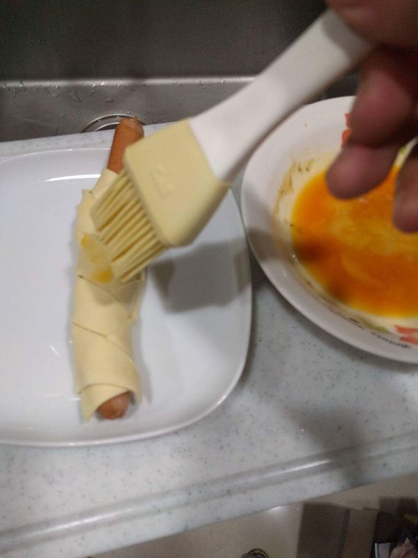 在起酥皮表面塗上均勻蛋液