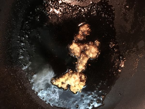 鍋中加入米酒、味醂、薑泥