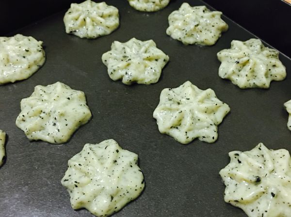 擠到烤盤後入烤箱180/180  20分鐘
再掉頭10～15分烤至喜歡的顏色
👉口感像一般的擠花餅乾差不多喔