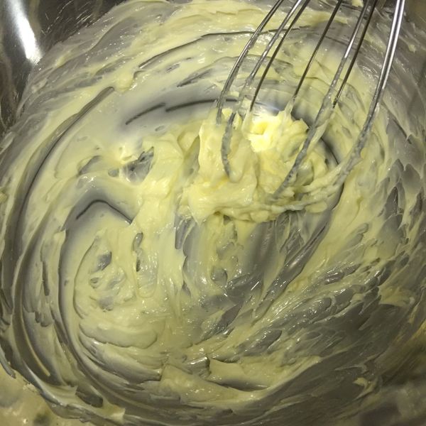 先將奶油放置室溫軟化
用打蛋器稍微打至泛白