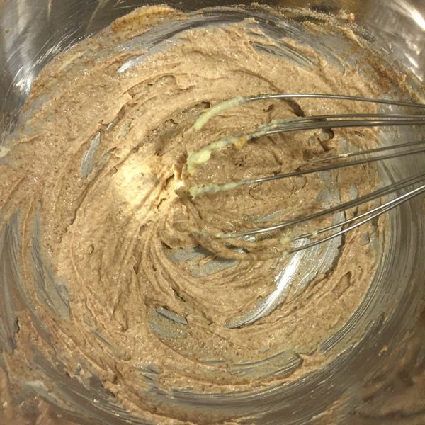 加入糖粉與黑糖攪拌均勻
黑糖容易結塊，不過不用刻意去把它篩開
因為小小的黑糖球到時候在麵糰內的呈現
會像很自然的老人斑，讓巫婆手指更逼真唷！