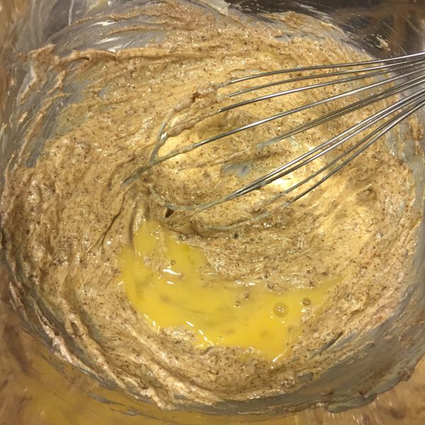 這時麵團已經呈現黑糖色啦~
再把打散的雞蛋分3次加入