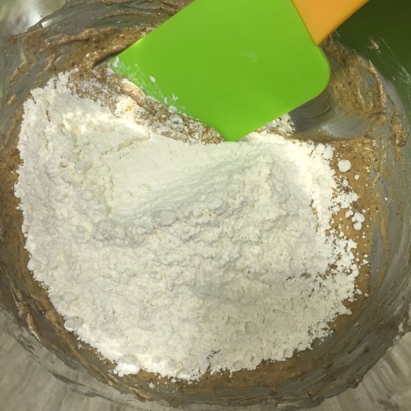 分兩次加入低筋麵粉
稍微用用刮刀拌成團