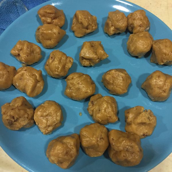 成為麵團後就兩隻手下去稍微搓揉一下
接著把麵團分成一顆顆約10g大小的球狀
 
這時可以開始烤箱預熱囉！
以170度預熱10分鐘~